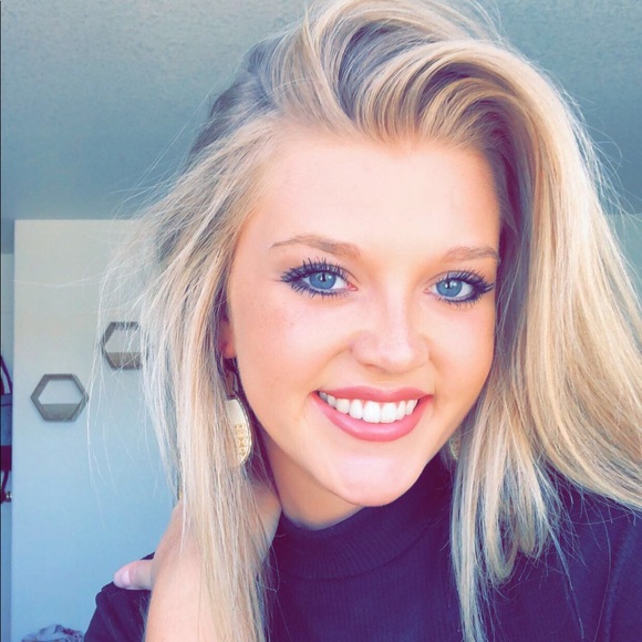 Meet your Posher, Breanna - Picture 2 of 3